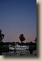 La photo astronomique peut commencer par de la photo presque paysagiste.
Ici on voit la grande ourse prise au dessus d'un bateau éclairé par la pleine lune.