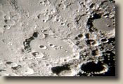 Un cratère lunaire d'un peu plus près.
Vous pouvez voir des photos et trouver de bons conseils pour l'observation ou sur le matériel sur les forums astro, notamment WEBASTRO et ASTROSURF.