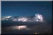 Lors d'un retour en avion, on voyait les nuages d'orages s'illuminer au moment des éclairs.
Profitant de la nuit, j'ai pu essayer quelques photos en pose depuis le tableau de bord de l'avion.